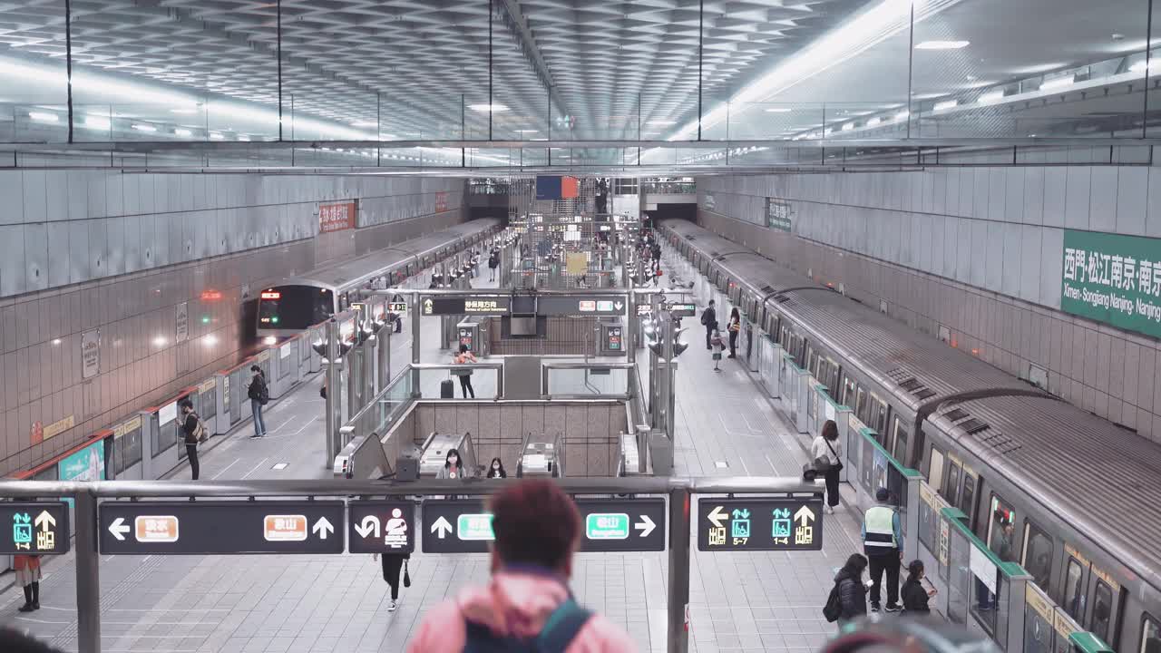 拥挤的人群在繁忙的车站，台湾