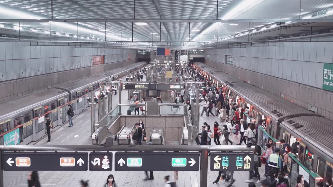 详情图-拥挤的人群在繁忙的车站，台湾