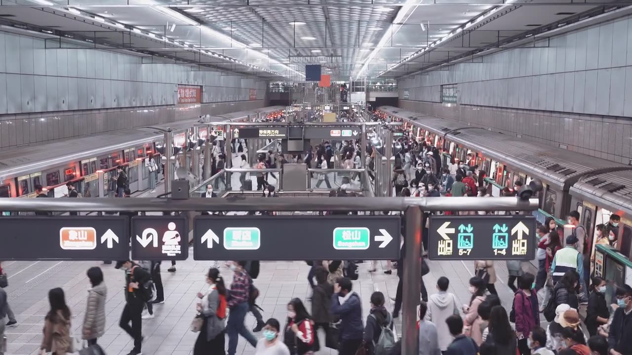 详情图-拥挤的人群在繁忙的车站，台湾