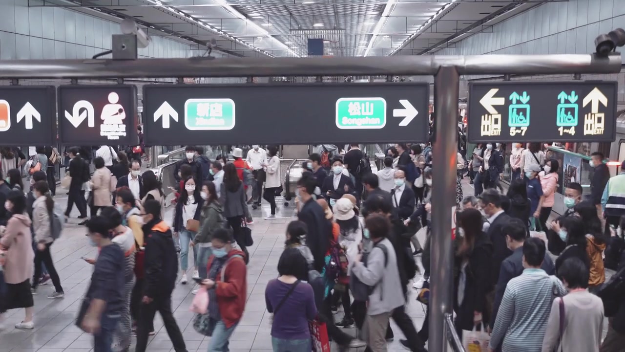 详情图-拥挤的人群在繁忙的车站，台湾