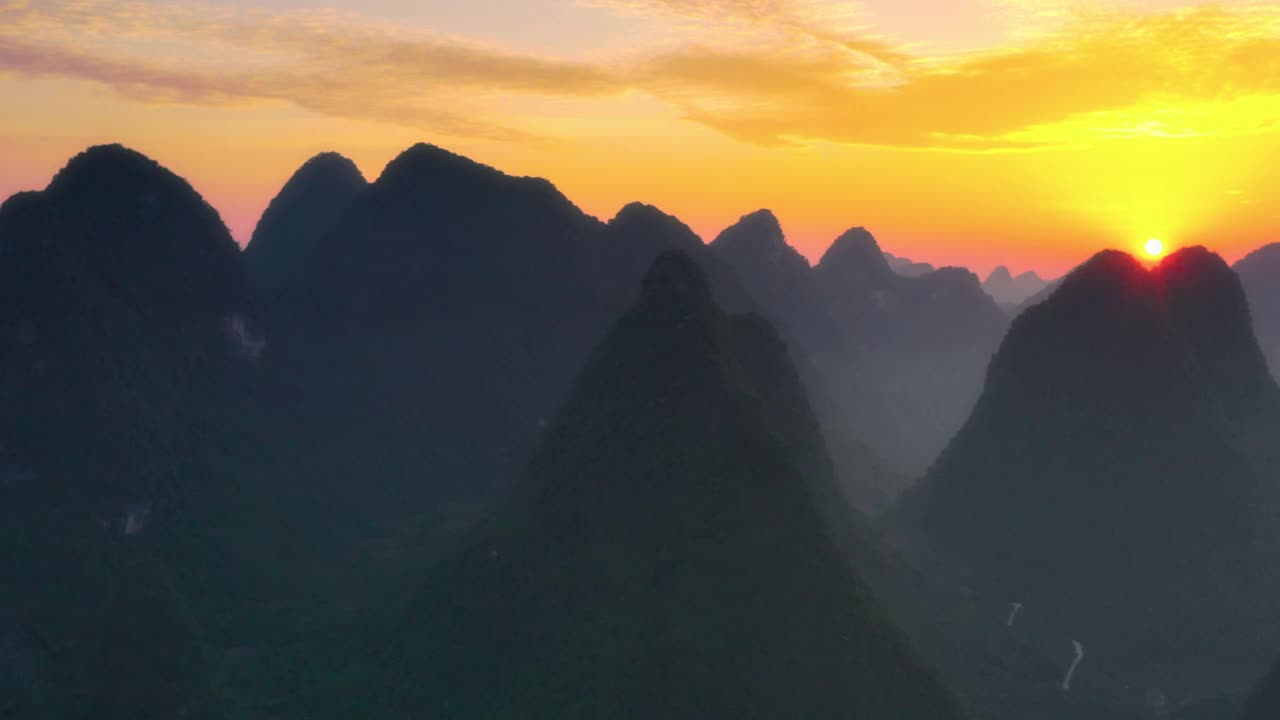 桂林喀斯特峰的森林在日出的光線下，是非常奇妙的