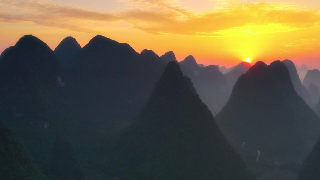 詳情圖-桂林喀斯特峰的森林在日出的光線下，是非常奇妙的