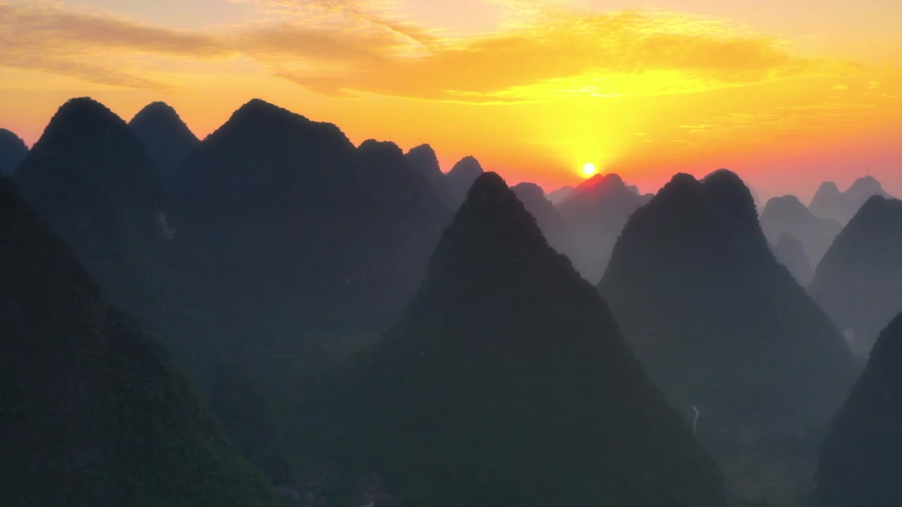 詳情圖-桂林喀斯特峰的森林在日出的光線下，是非常奇妙的