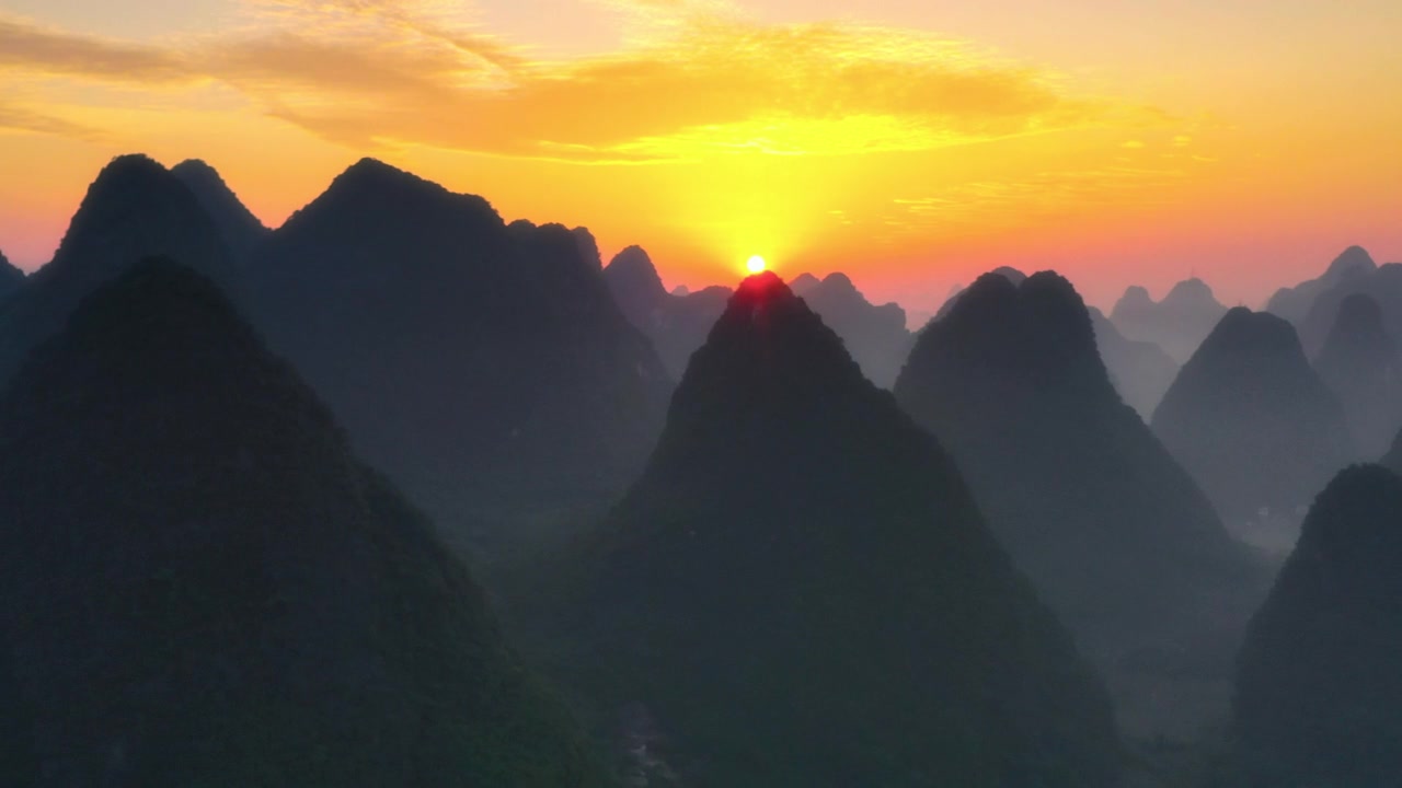 詳情圖-桂林喀斯特峰的森林在日出的光線下，是非常奇妙的