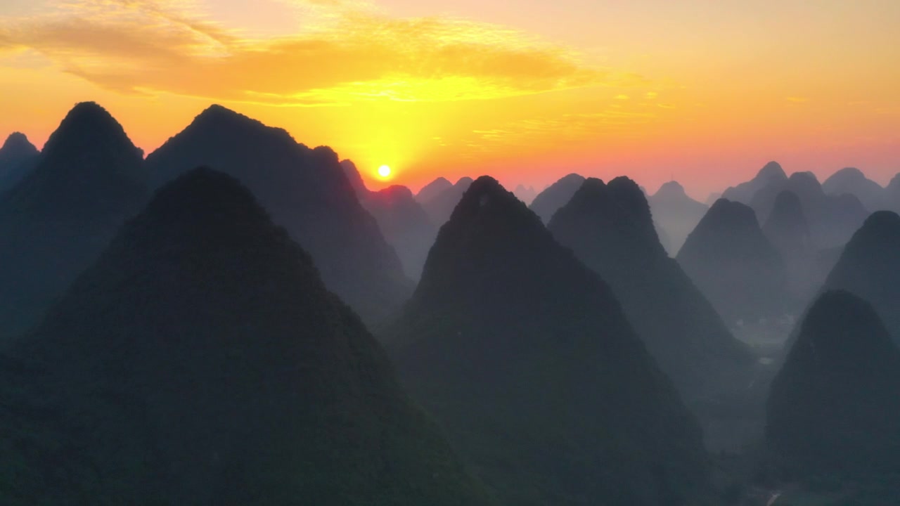 詳情圖-桂林喀斯特峰的森林在日出的光線下，是非常奇妙的