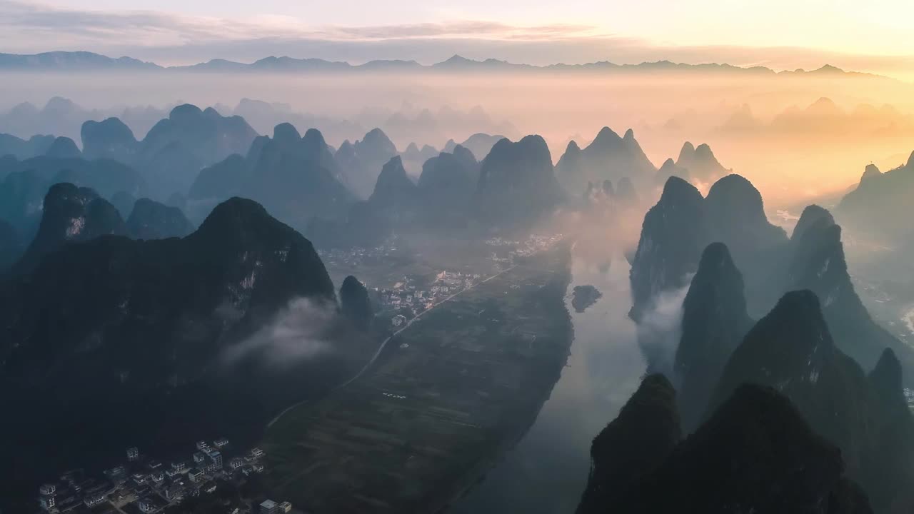 漓江穿过桂林喀斯特峰林，是一幅美丽的图画