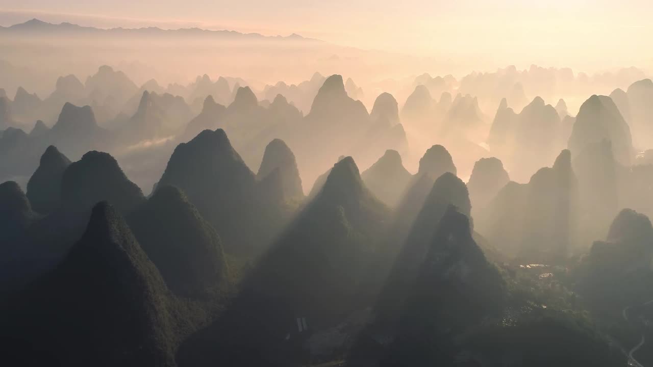 阳光透过阳朔喀斯特峰丛，形成令人难以置信的丁达效应