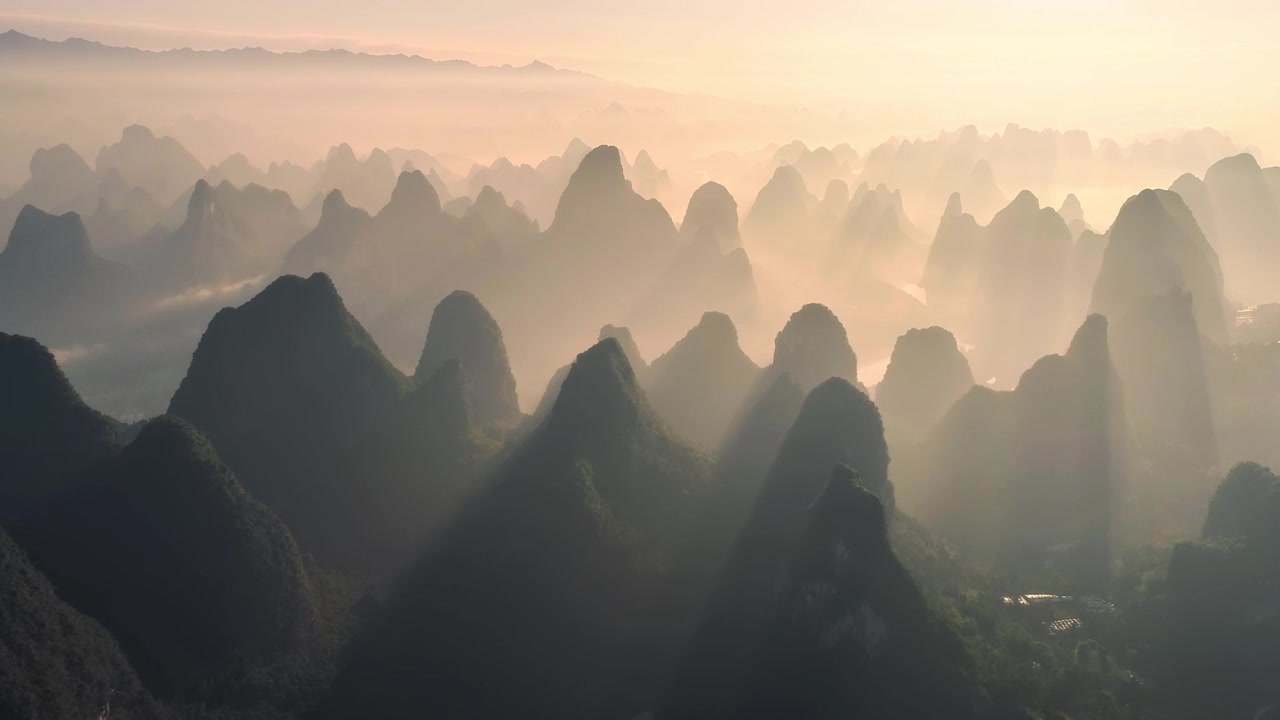 详情图-阳光透过阳朔喀斯特峰丛，形成令人难以置信的丁达效应