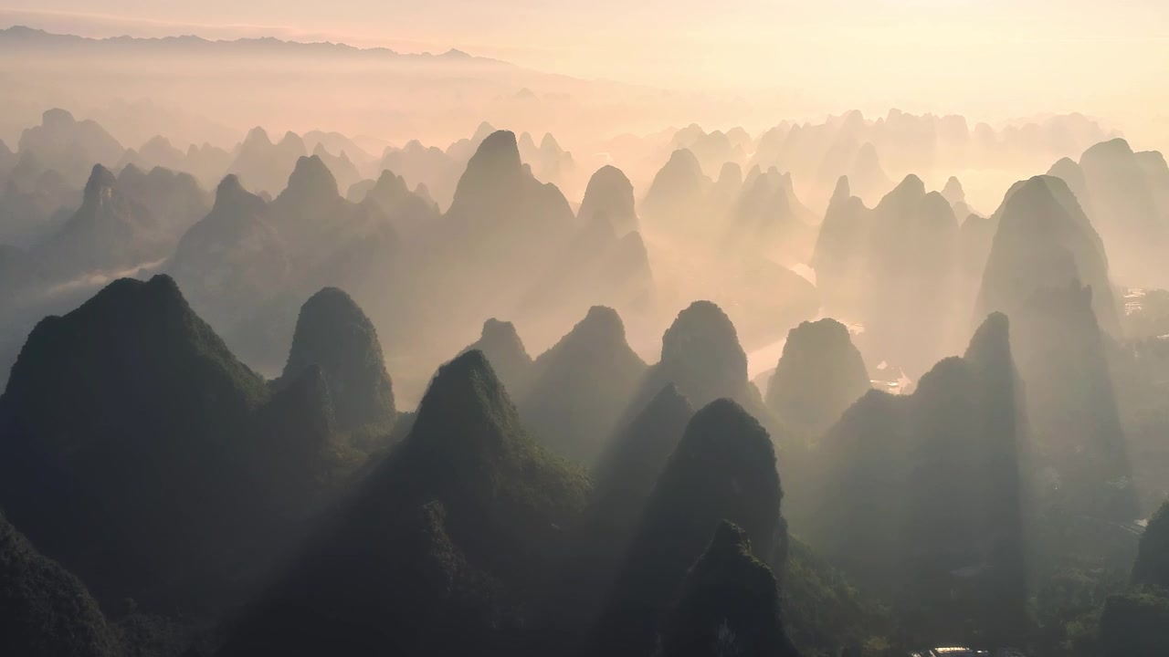 详情图-阳光透过阳朔喀斯特峰丛，形成令人难以置信的丁达效应