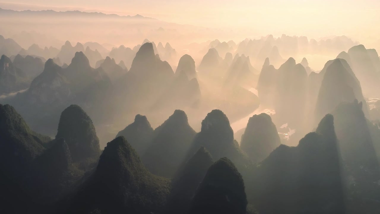 详情图-阳光透过阳朔喀斯特峰丛，形成令人难以置信的丁达效应