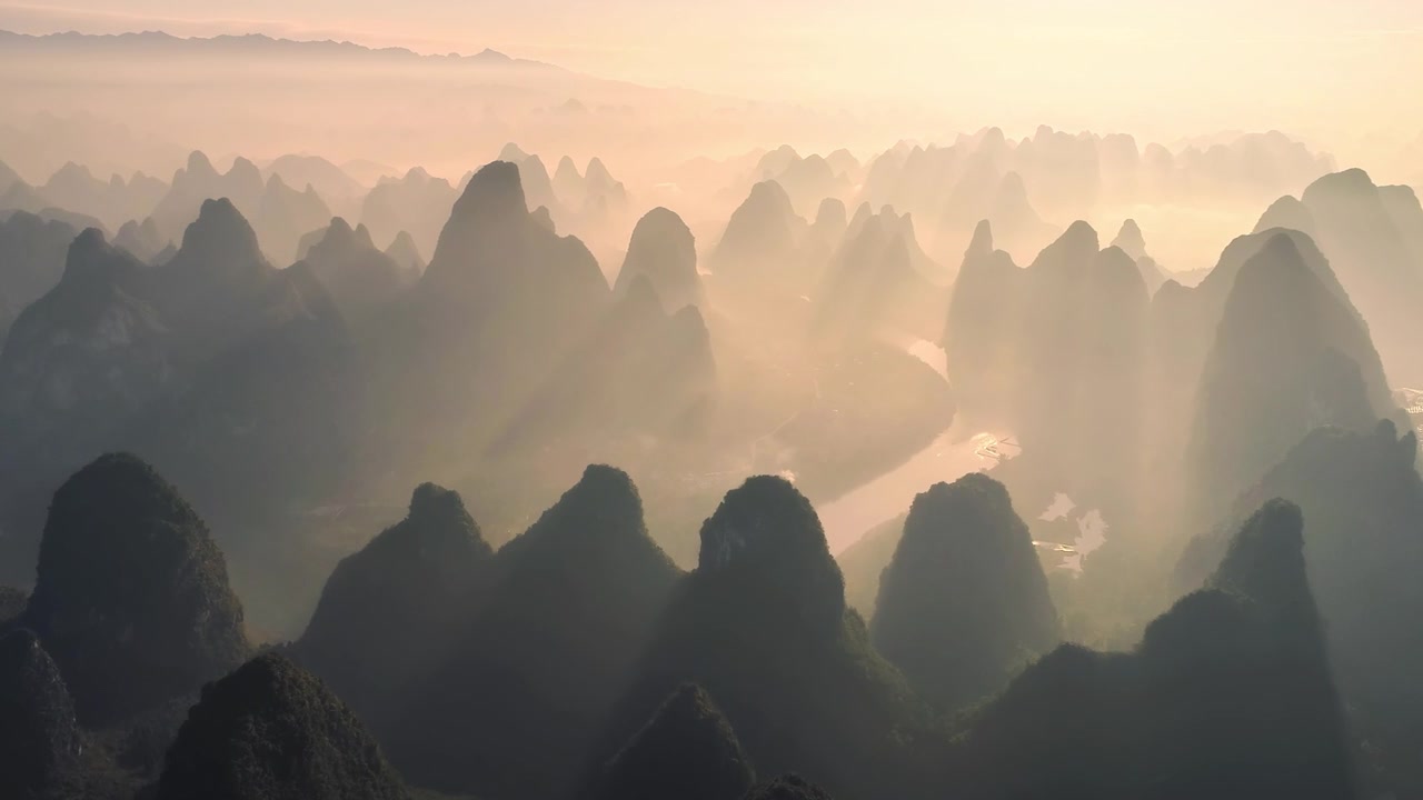 详情图-阳光透过阳朔喀斯特峰丛，形成令人难以置信的丁达效应