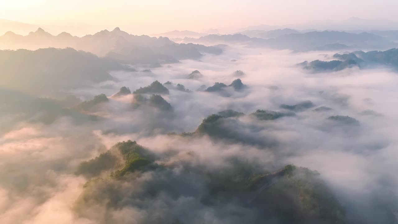 奇异的森林山峰从云层中隐约可见