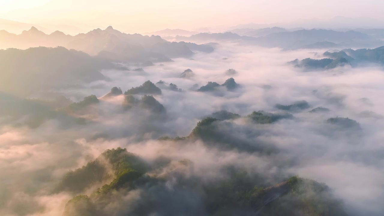 詳情圖-奇異的森林山峰從云層中隱約可見