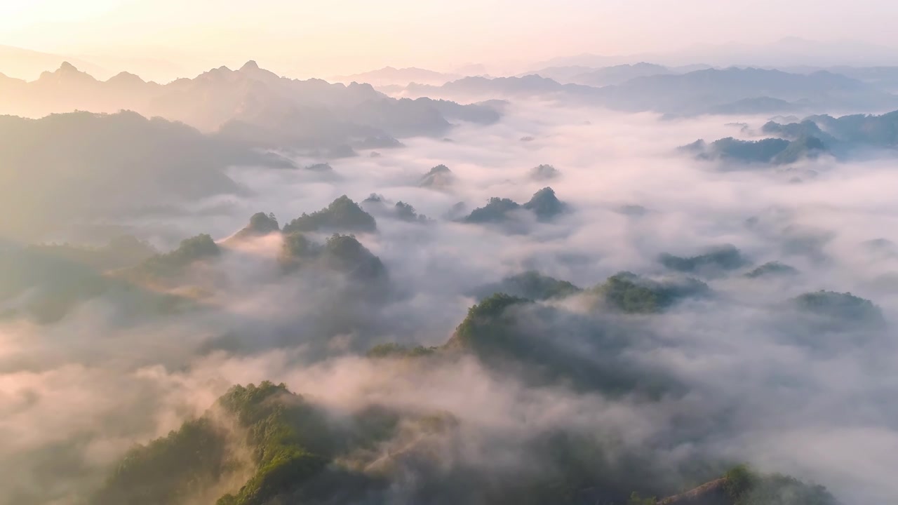 詳情圖-奇異的森林山峰從云層中隱約可見
