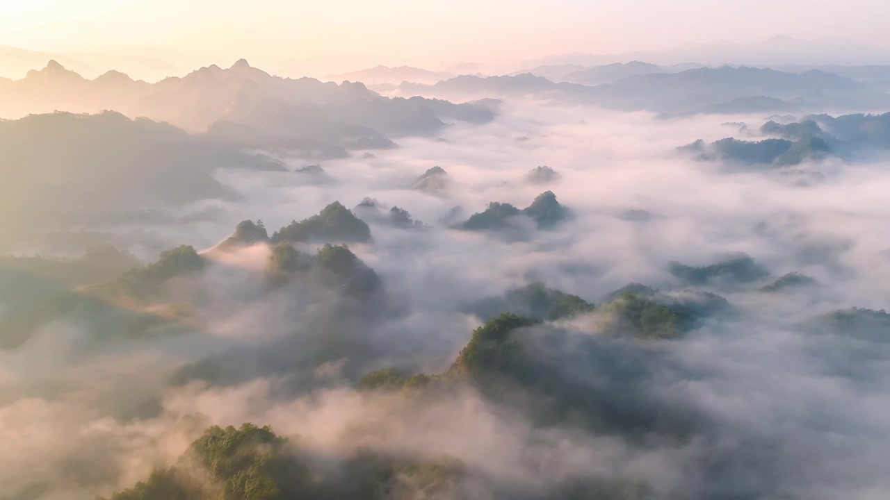 詳情圖-奇異的森林山峰從云層中隱約可見