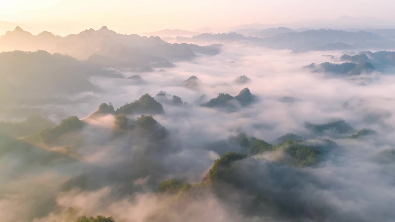 詳情圖-奇異的森林山峰從云層中隱約可見