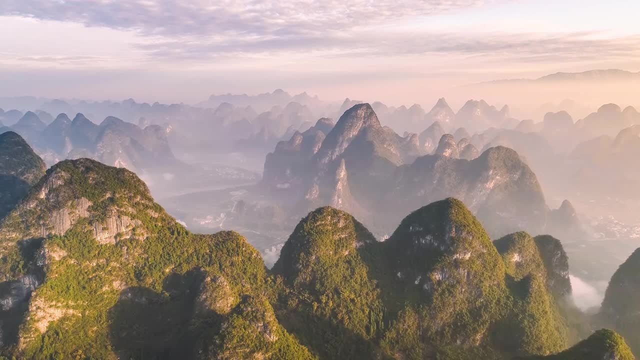 在前景的山峰后面，你可以看到漓江和喀斯特峰林创造的美妙景观