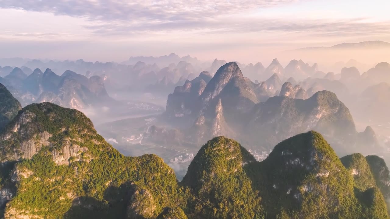 详情图-在前景的山峰后面，你可以看到漓江和喀斯特峰林创造的美妙景观