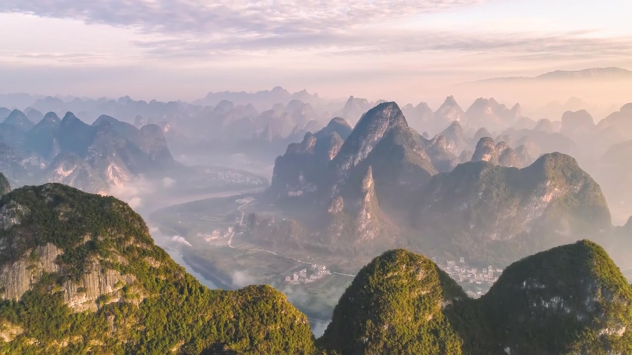 详情图-在前景的山峰后面，你可以看到漓江和喀斯特峰林创造的美妙景观