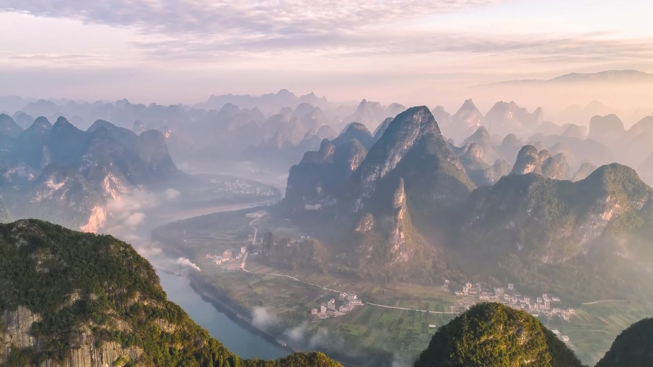 详情图-在前景的山峰后面，你可以看到漓江和喀斯特峰林创造的美妙景观