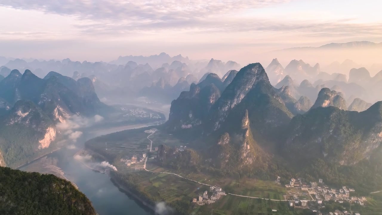 详情图-在前景的山峰后面，你可以看到漓江和喀斯特峰林创造的美妙景观
