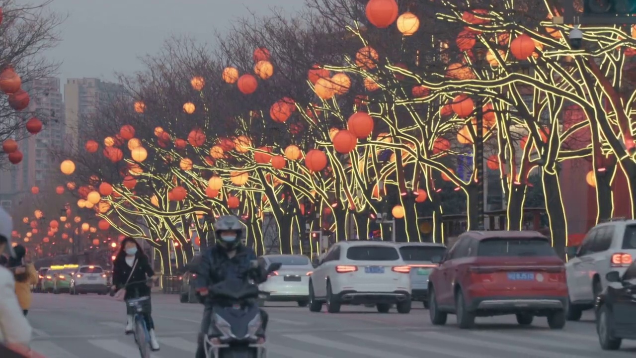 街上挂满灯笼庆祝中国新年