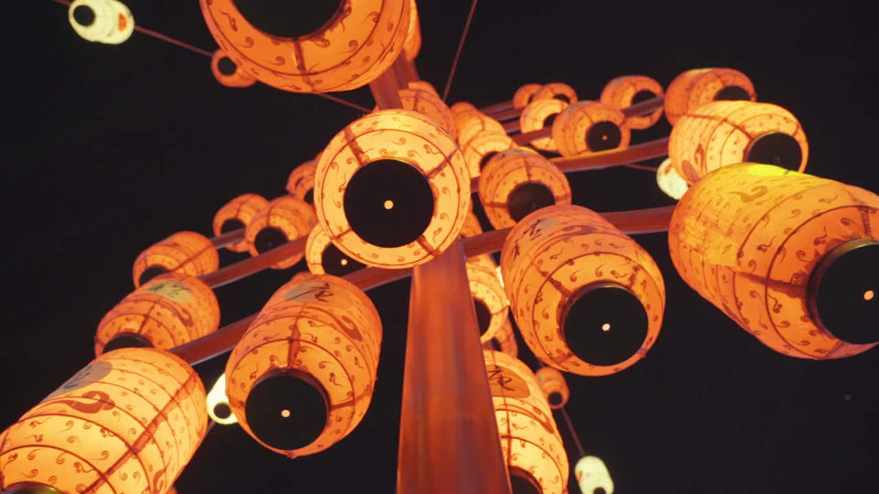 街上挂满灯笼庆祝中国新年