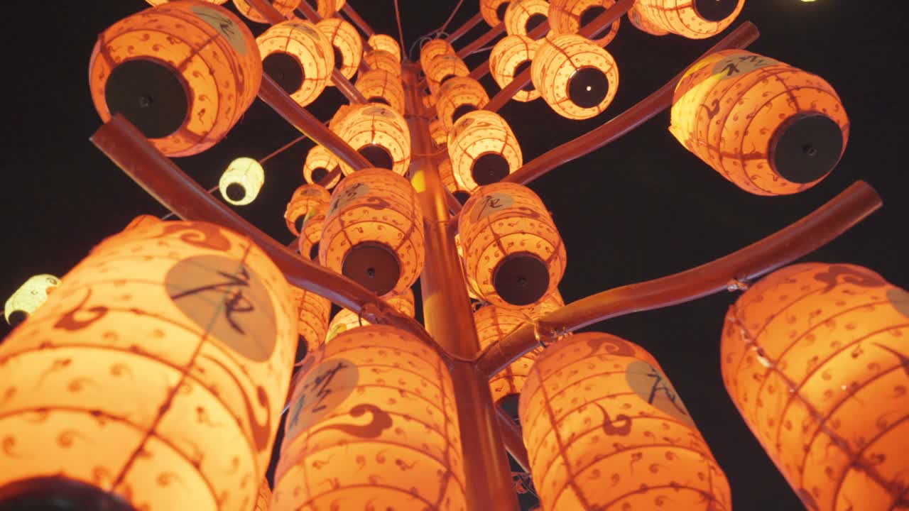 街上挂满灯笼庆祝中国新年