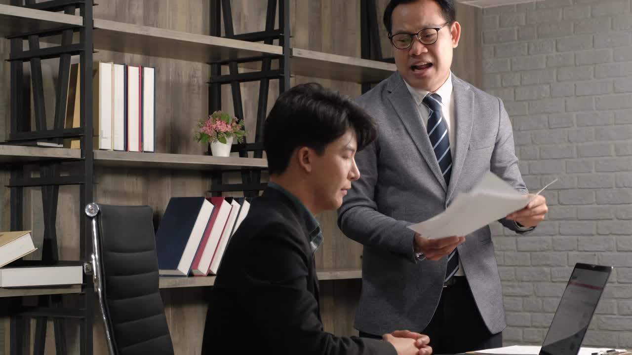 生气的亚洲老板会因为员工的工作失误而生气