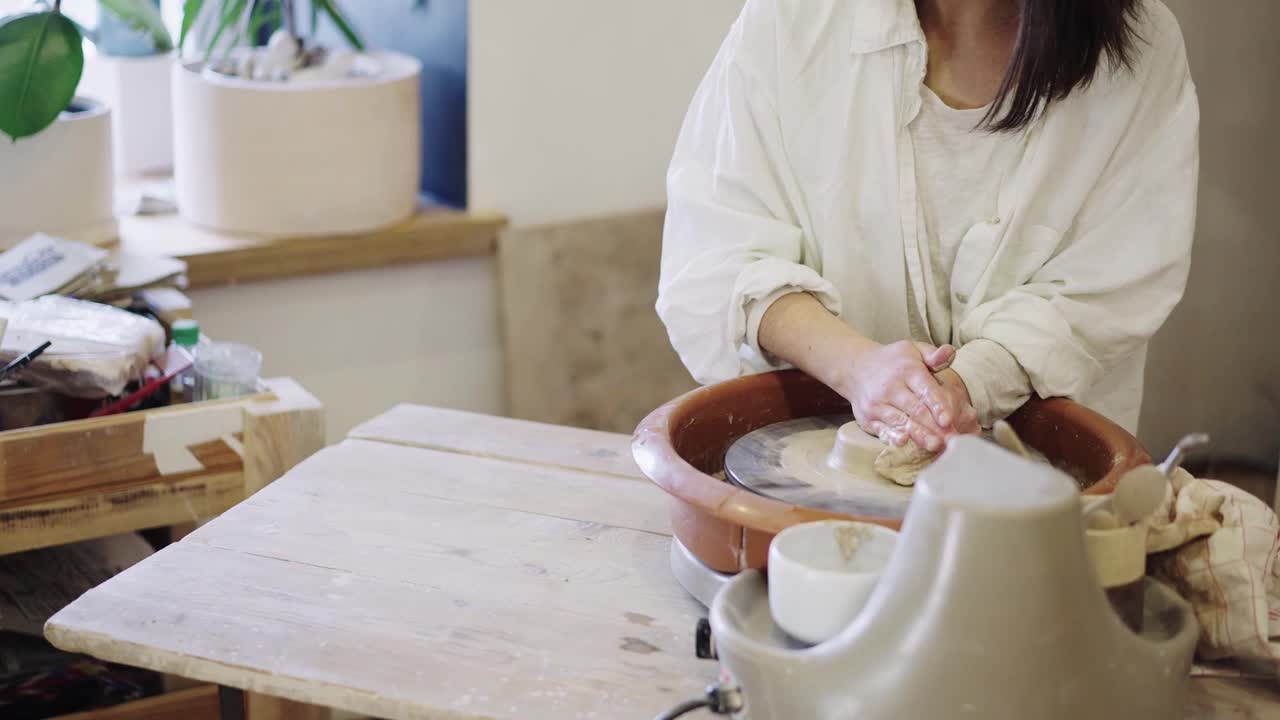 女陶艺家在她的工作室里制作陶轮