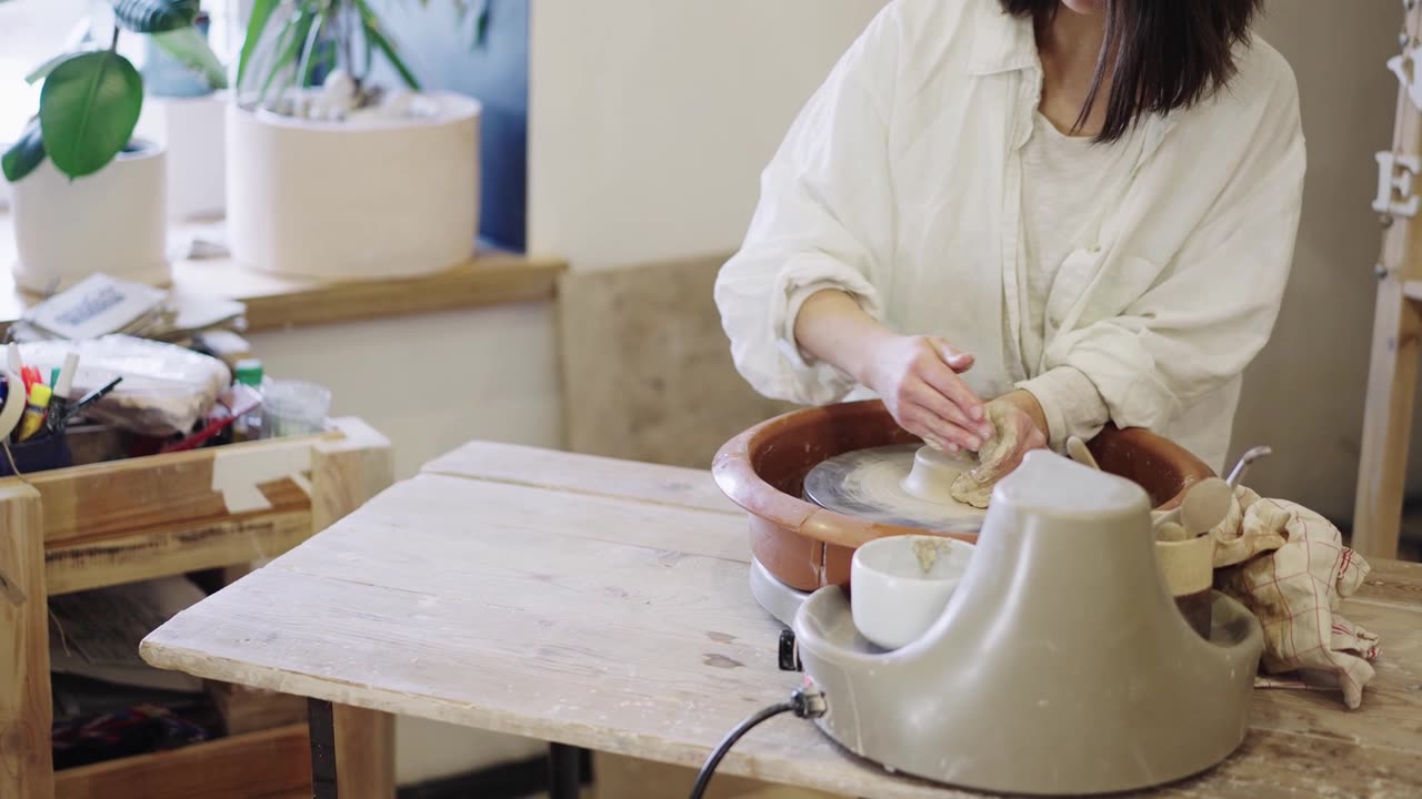 詳情圖-女陶藝家在她的工作室里制作陶輪