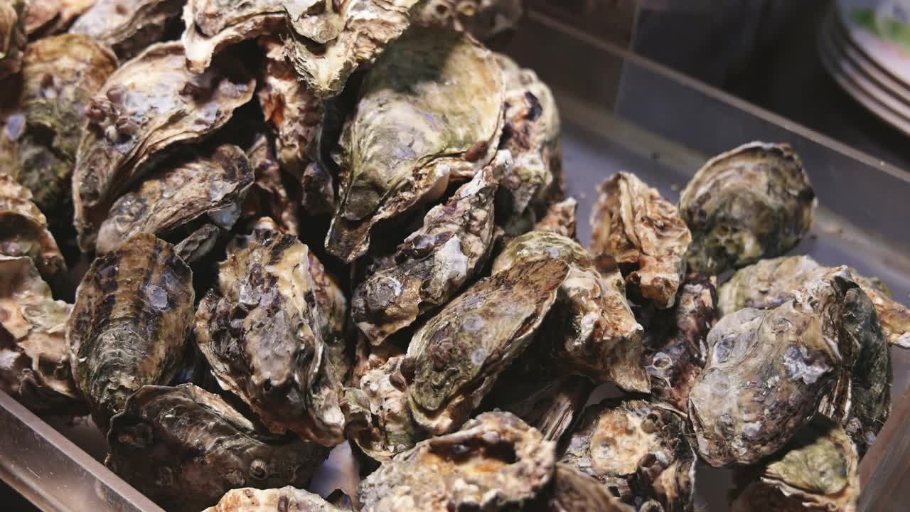近距离观察烤牡蛎