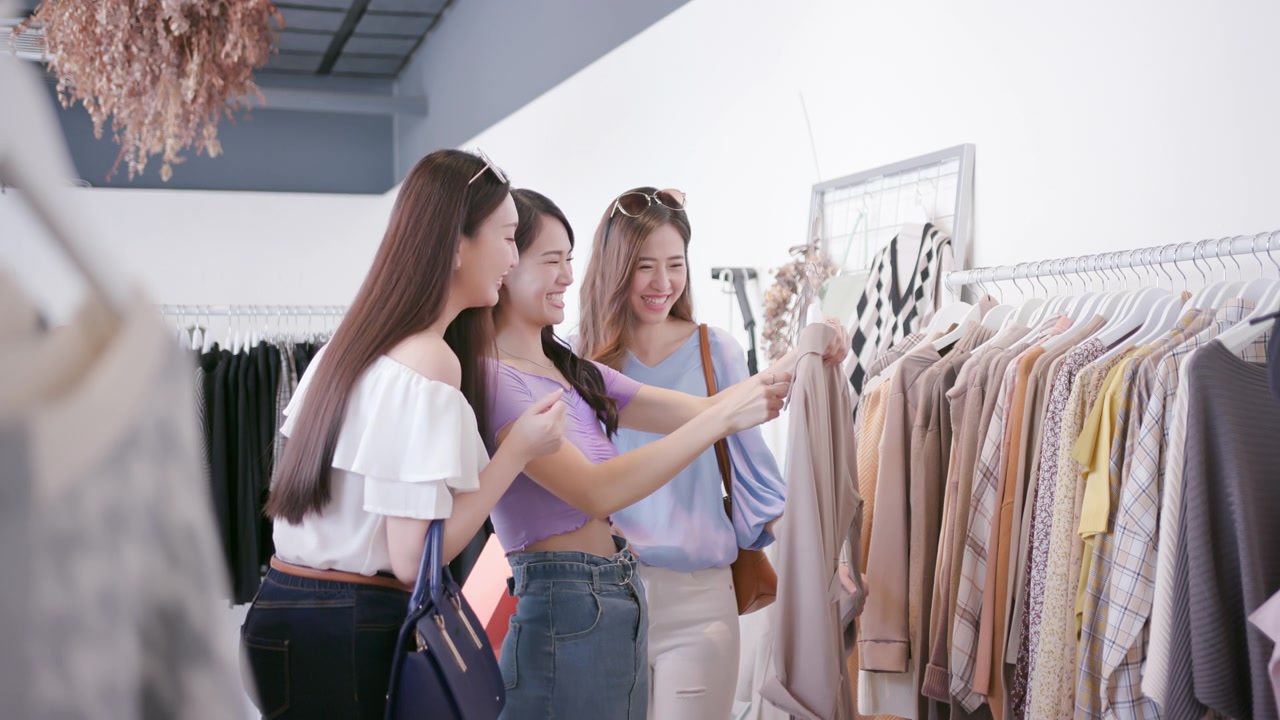 詳情圖-在服裝店購物的女人