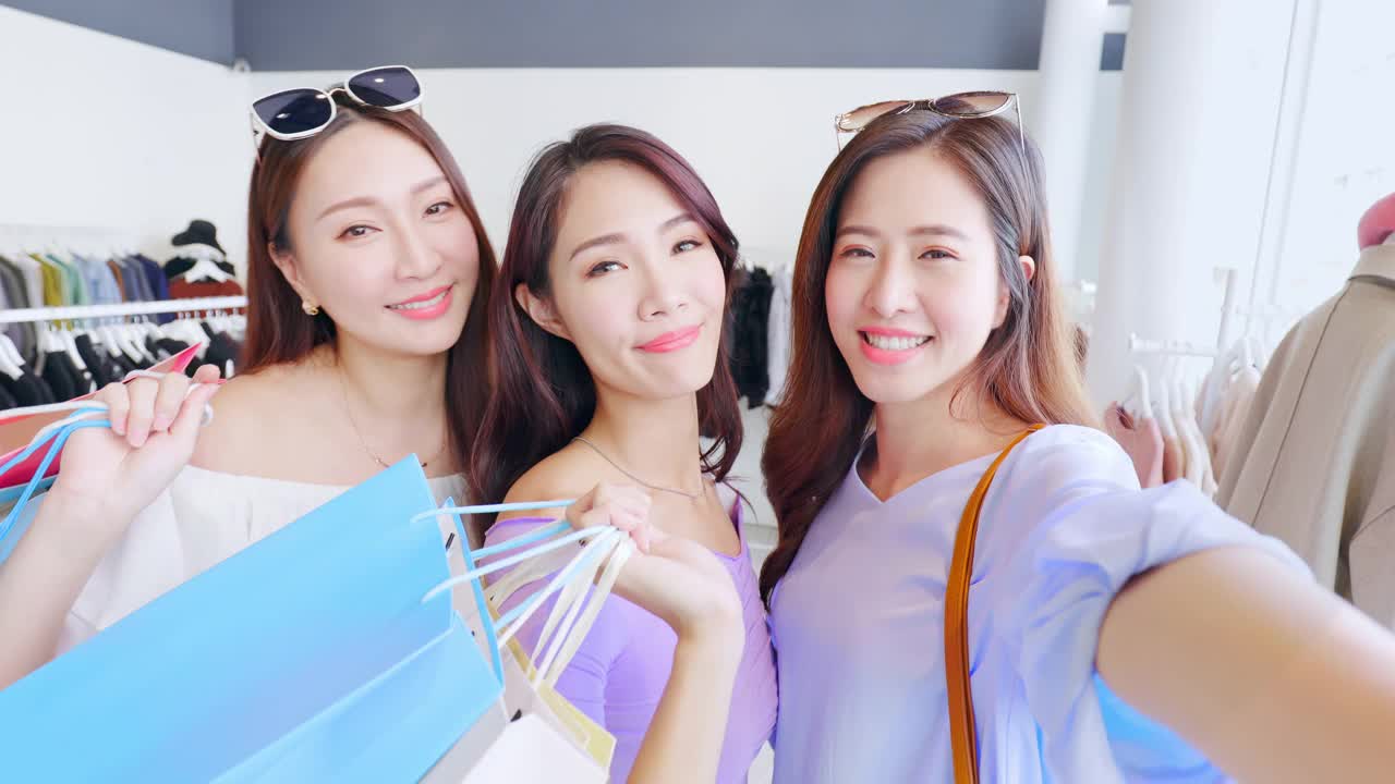 女性用智能手机自拍