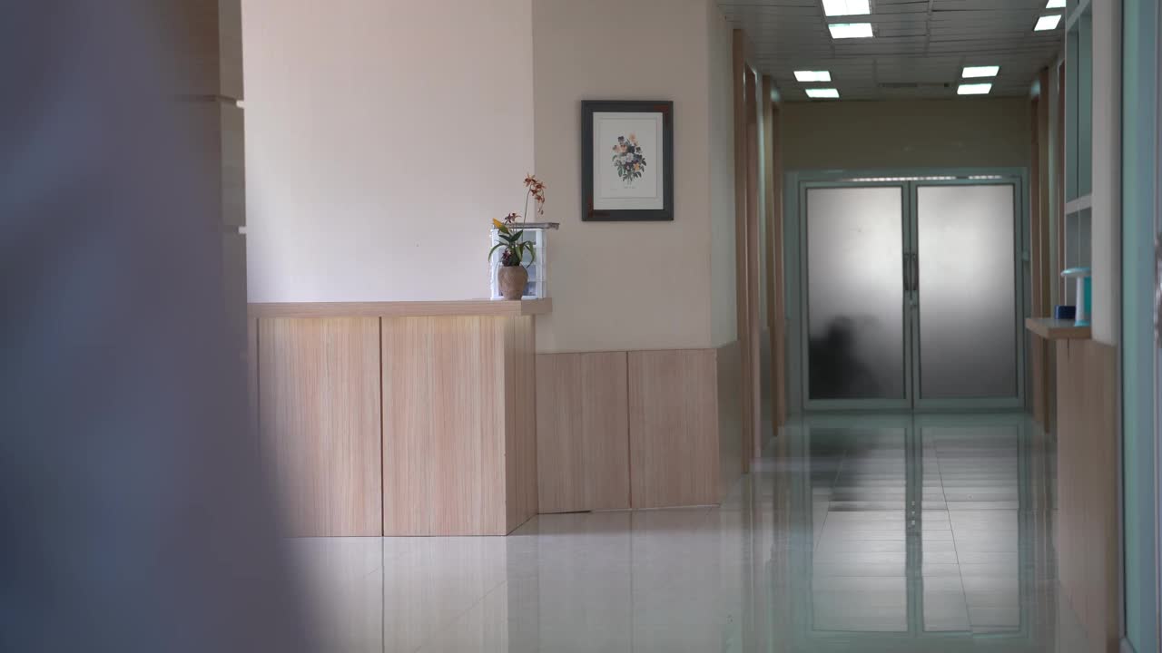警报流行Covid-19。医生和护士正在检查这位突发疾病躺在担架上进行急救的病人。