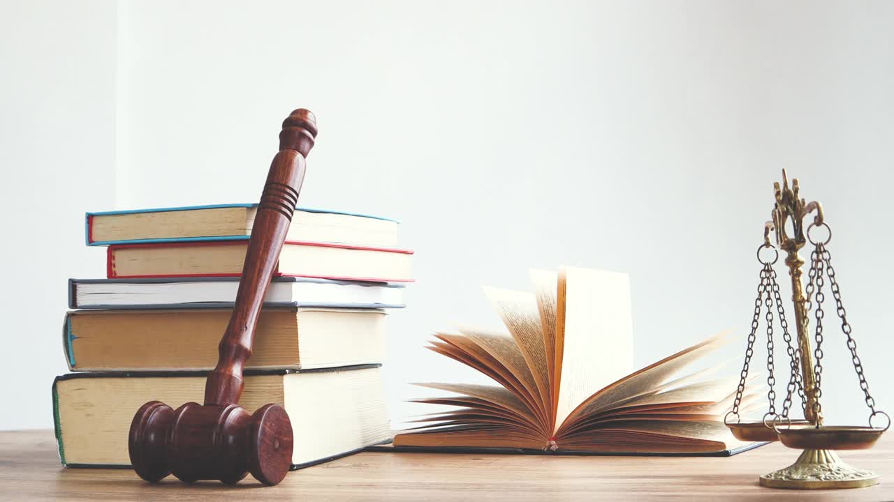 正义、法律和法理学的概念。律师事务所律师桌上的法律书籍。