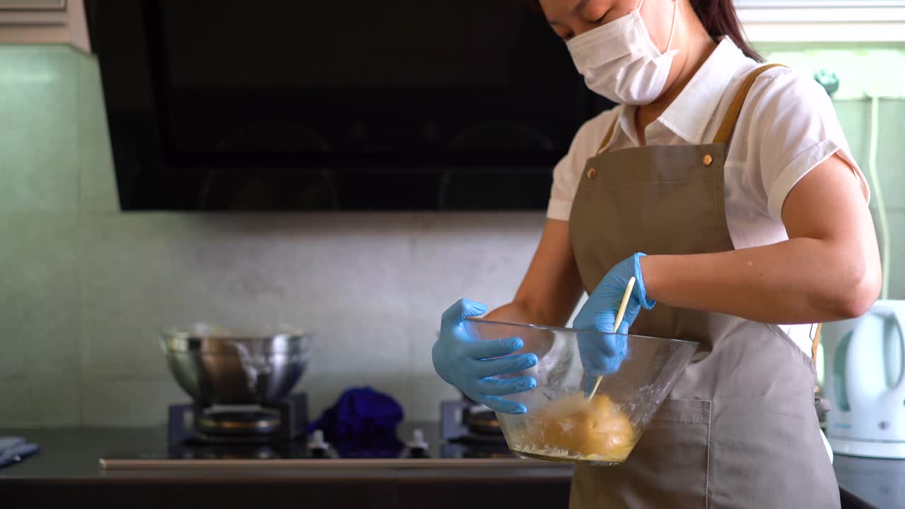 亚洲妇女在厨房制作月饼面团