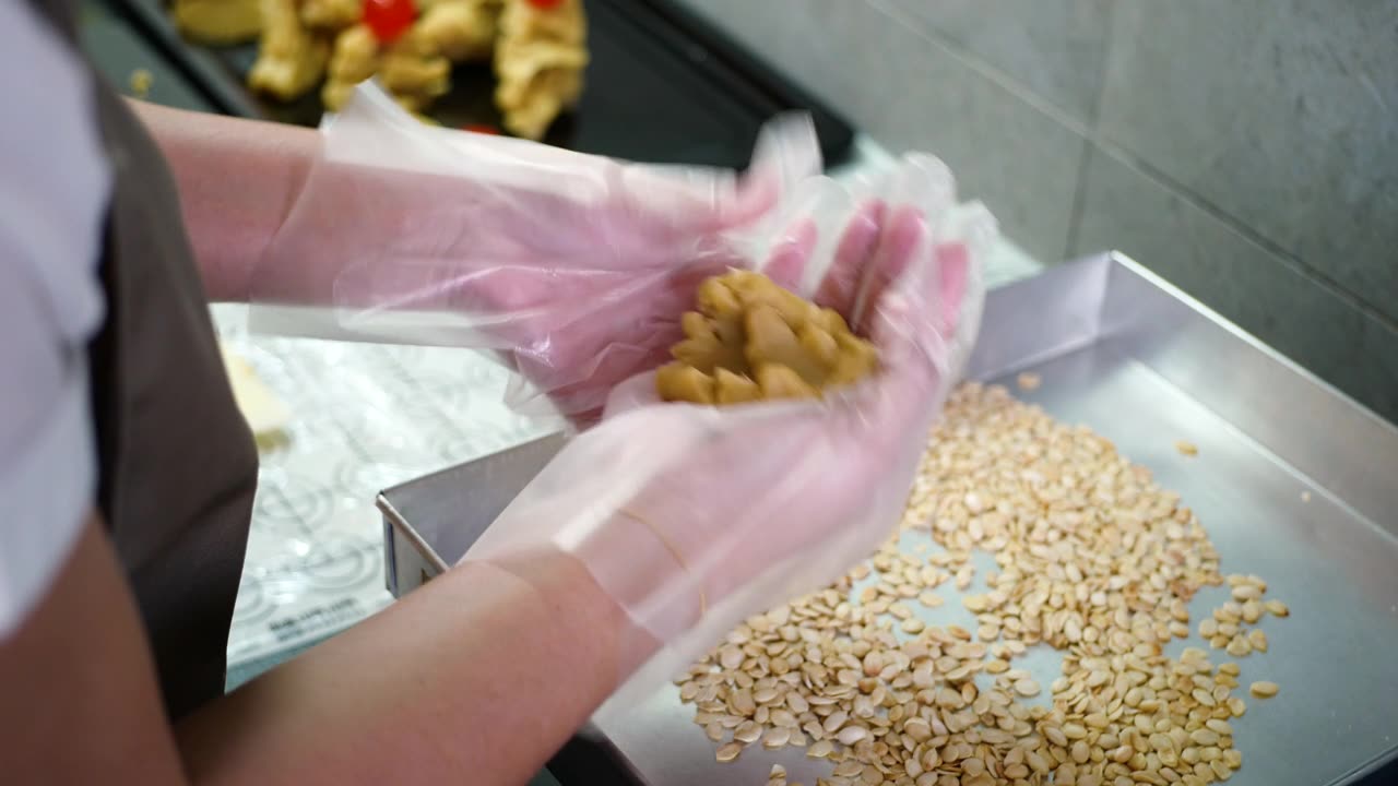 详情图-亚洲妇女在厨房制作月饼面团