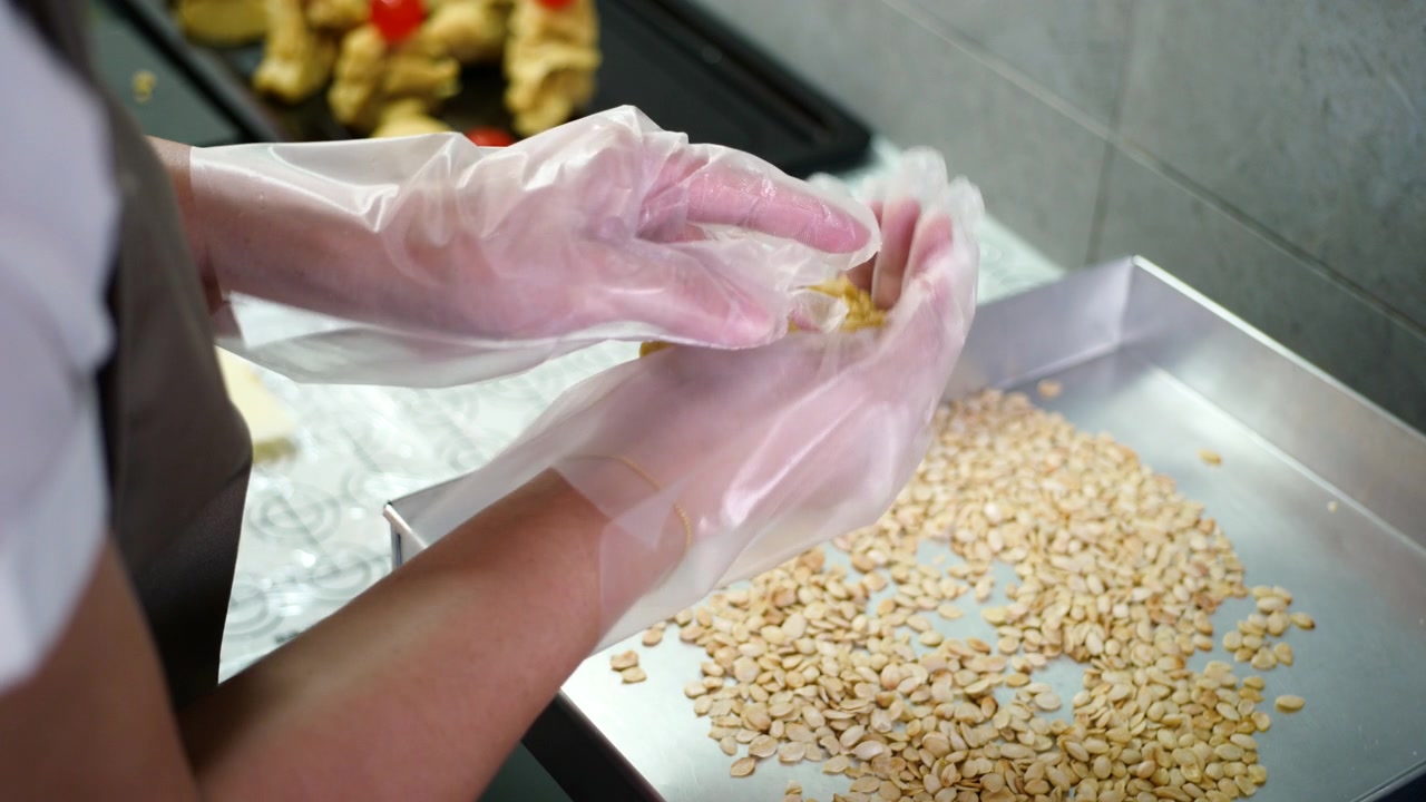 详情图-亚洲妇女在厨房制作月饼面团