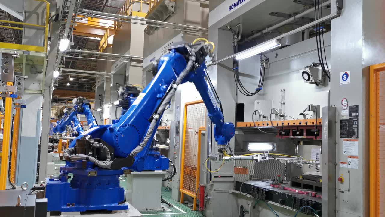 机器人手臂与熨烫机在工厂工作，4k分辨率。