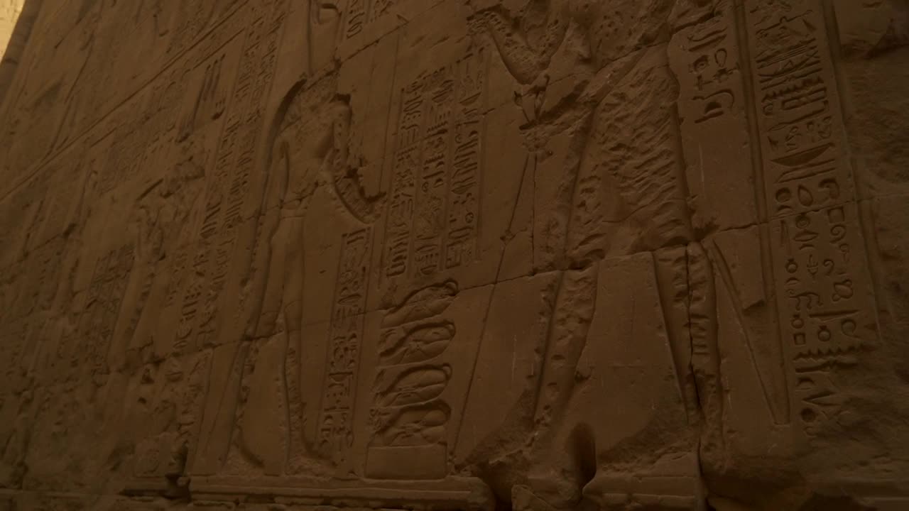 峨眉寺美丽象形壁画的细节。埃及。在尼罗河河畔的Edfu城附近的阿斯旺，希腊罗马建筑，献给荷鲁斯