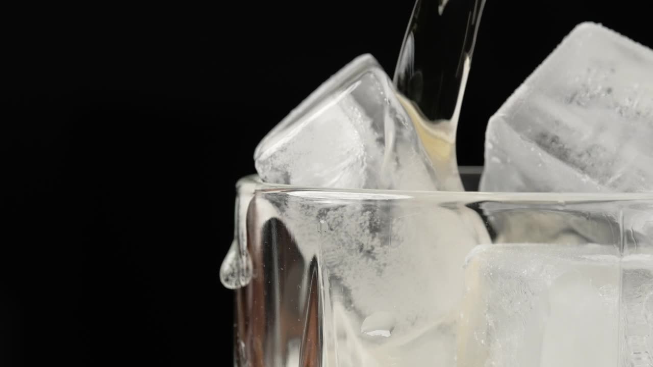 详情图-慢镜头:啤酒在玻璃杯里冒泡