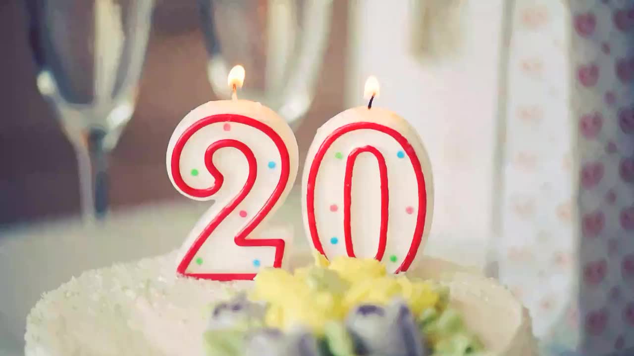 20号生日蜡烛作为20号桌上的甜蛋糕，20号生日