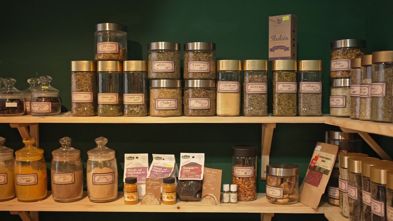 詳情圖-在現(xiàn)代健康食品店的貨架上，貼上標(biāo)簽的各種不同的干茶