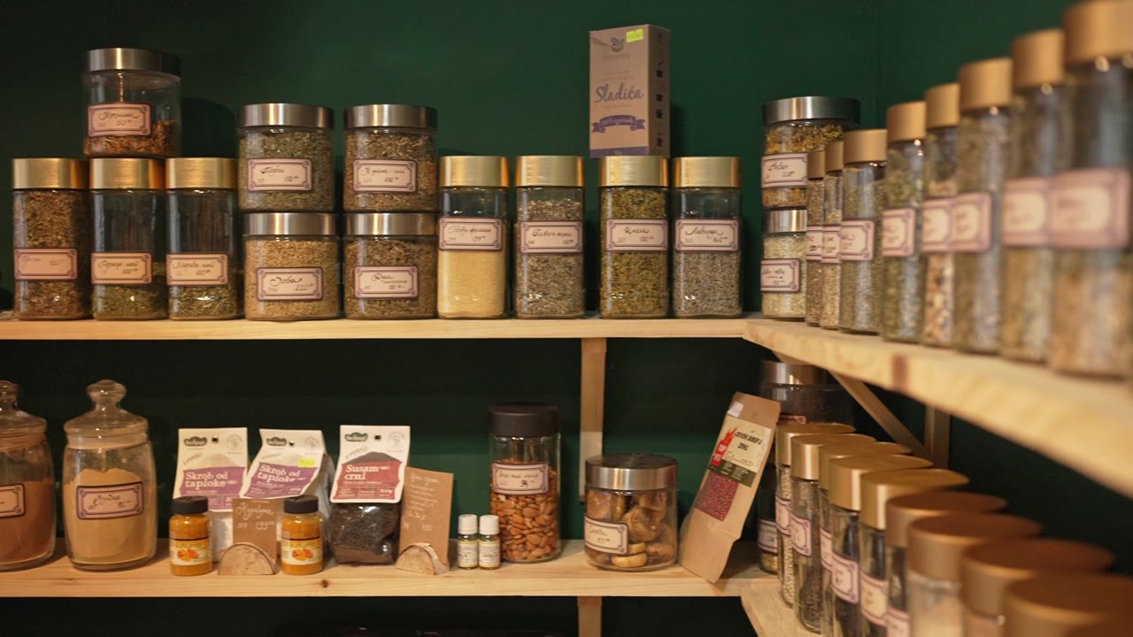詳情圖-在現(xiàn)代健康食品店的貨架上，貼上標(biāo)簽的各種不同的干茶