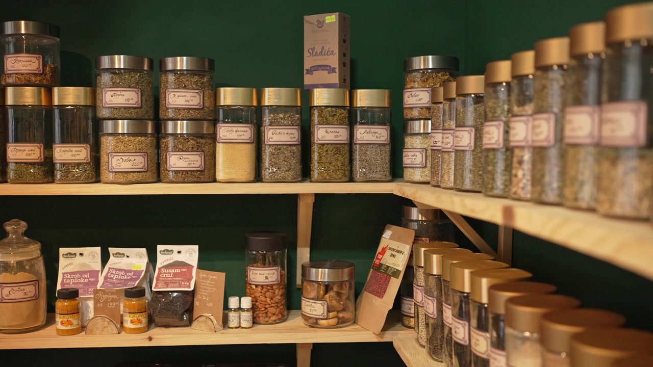 詳情圖-在現(xiàn)代健康食品店的貨架上，貼上標(biāo)簽的各種不同的干茶