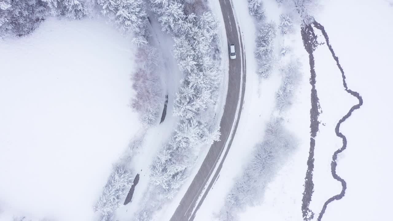 在冬季乡村道路上行驶的汽车