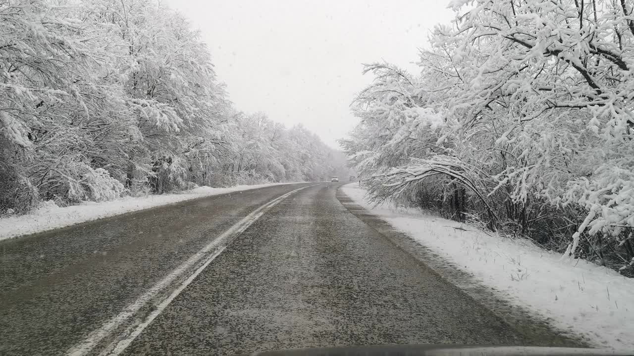 汽车观点。2019冠状病毒病(COVID-19)大流行期间，在大雪中行驶在高速公路上上班。生活忙碌，交通慢了下来。