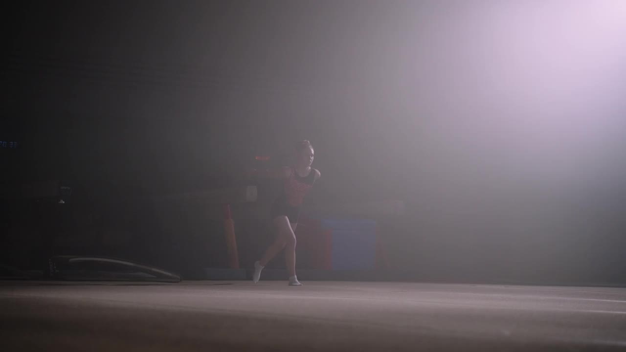 艺术体操的初级女子比赛，年轻女孩在自由体操上表演，体操运动员在翻筋斗