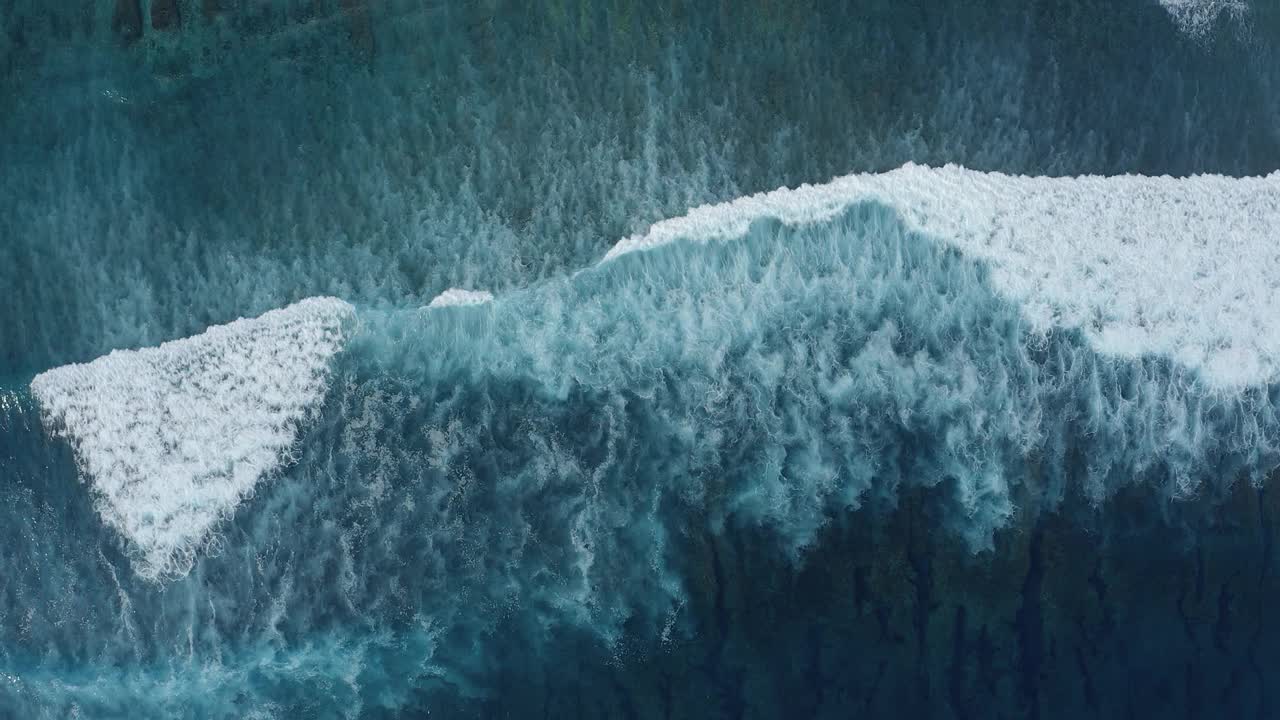 慢镜头俯视图的海泡沫迷人的溅起的波浪